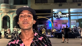 Más allá de la postal turística, la vida nocturna de La Habana encierra las complejas dinámicas de quienes buscan en el extranjero un salvavidas económico. (Captura del video de YouTube: Anneon)