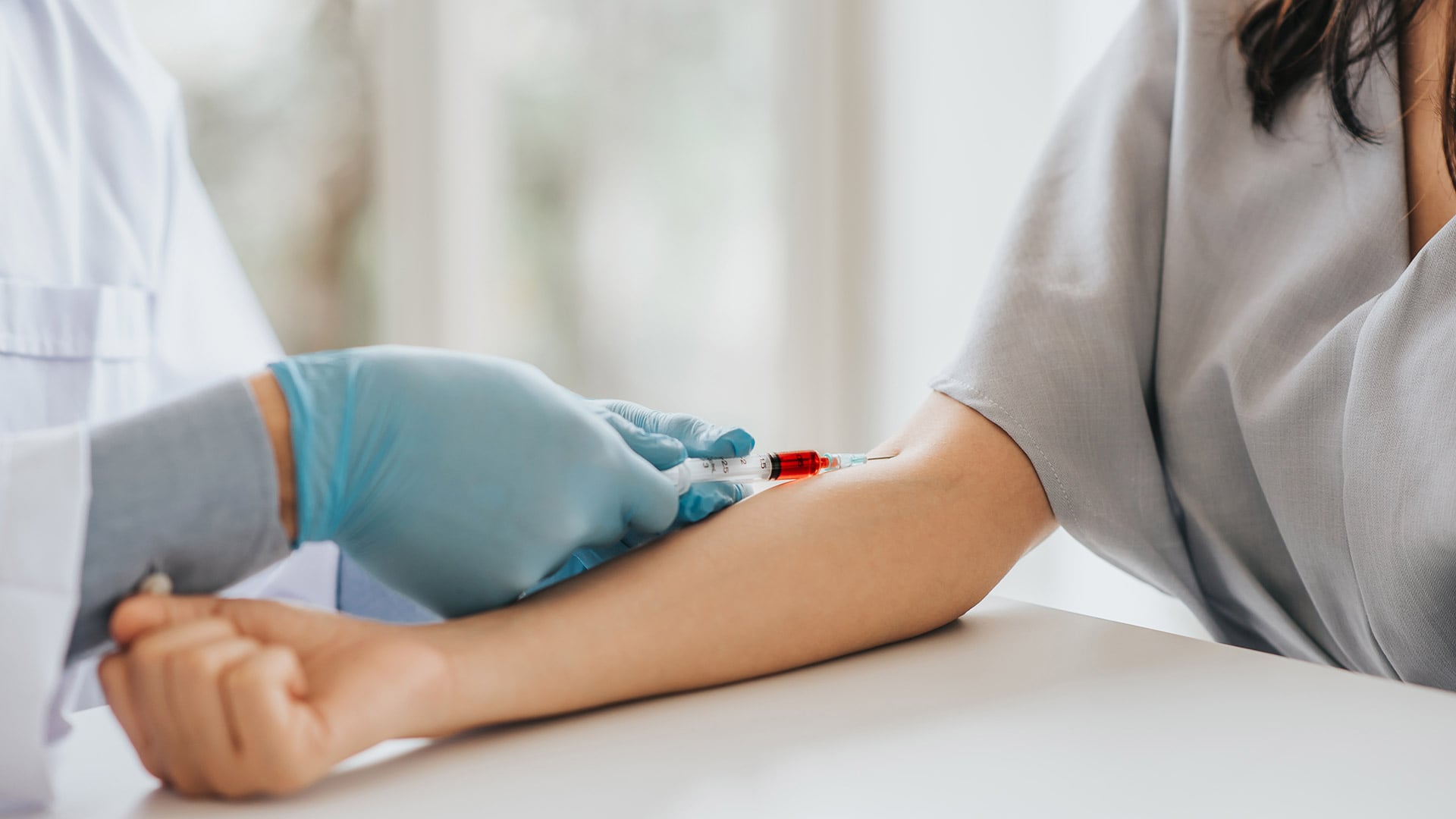 Fatiga, fiebre, anemia, infecciones recurrentes y pérdida de peso figuran entre las señales de alerta Freepik