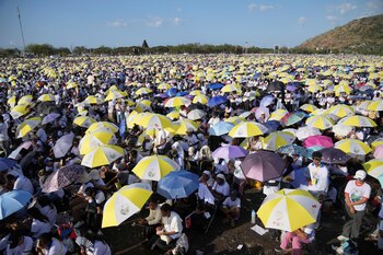 Imagen general que muestra la cantidad de personas que asistieron a la misa.