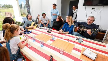 En la cabecera, guitarra en