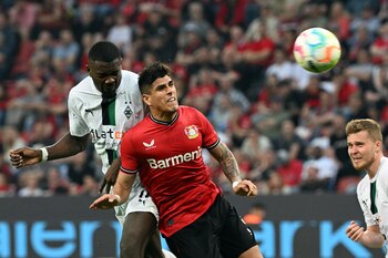 Piero Hincapié (izquierda), zaguero ecuatoriano del Bayer Leverkusen y Marcus Thuram del Borussia Monchengladbach durante el partido de la Bundesliga, el domingo 21 de mayo de 2023, en Leverkusen. (Federico Gambarini/dpa vía AP)