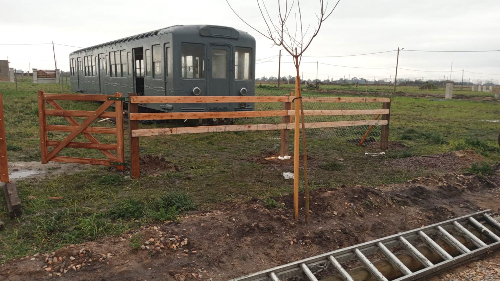 El vagón fue puesto en el lote del barrio privado el 5 de agosto de 2021
