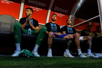 Rulli, junto a Messi y