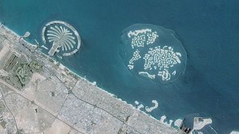 El archipiélago artificial The World en Dubái consta de 260 islotes, de los cuales una gran parte permanece sin edificar (Wikimedia Commons)