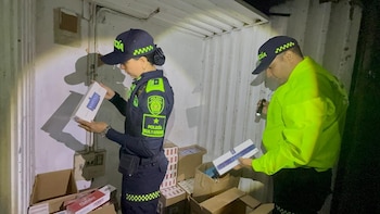 Uniformados exhiben parte de los más de 165 mil productos ilegales decomisados durante los operativos en el Valle del Cauca - crédito @SeguridadCali/ X