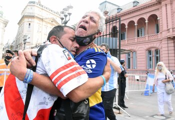 Selección. Pablo Villan. Abrazo de D10S