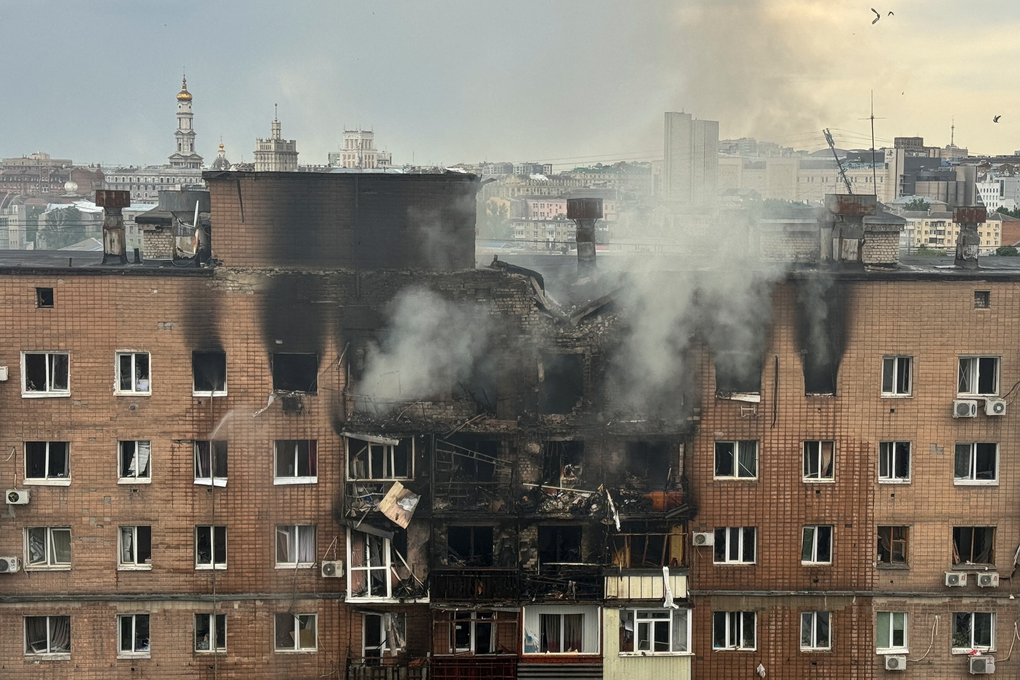 El ataque impactó zonas residenciales, causando la muerte de al menos tres personas e hiriendo a otras 17, según las autoridades municipales. El alcalde indicó que una mujer fue rescatada con vida de entre los escombros de un edificio de gran altura (REUTERS/Vitalii Hnidyi)