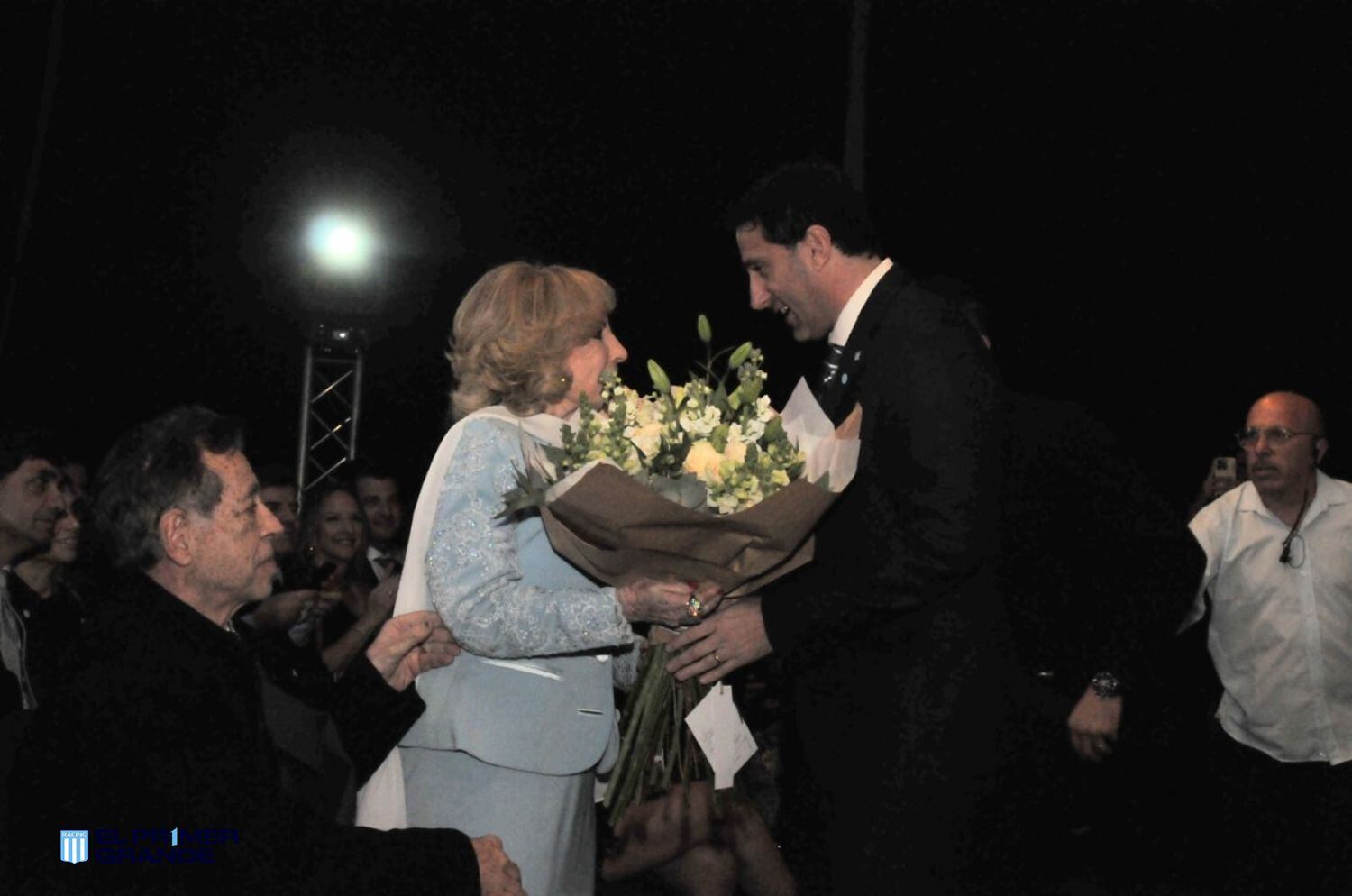 Mirtha recibió un hermoso ramo de flores de Diego Milito