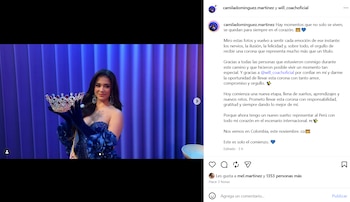 Mujer joven con cabello oscuro, vestido y guantes azules, sostiene una corona dorada con piedras. Fondo azul estriado visible