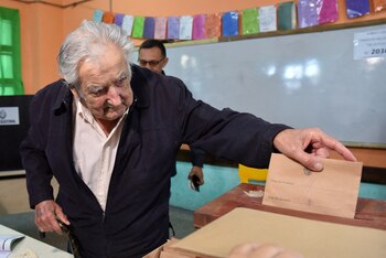 A pesar de su frágil salud, Mujica salió a pedir el voto para Orsi en el final de la campaña (REUTERS/Martin Varela Umpierrez)