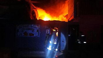 Los bomberos, combatiendo el incendio