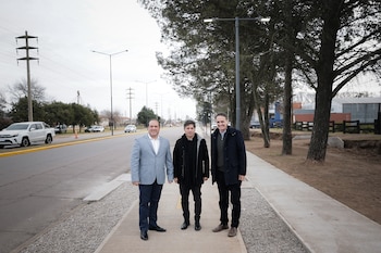 Kicillof con Recoulat y el ministro de Infraestructura, Gabriel Katopodis. Políticamente, el funcionario es uno de los que busca acercar a los intendentes UCR
