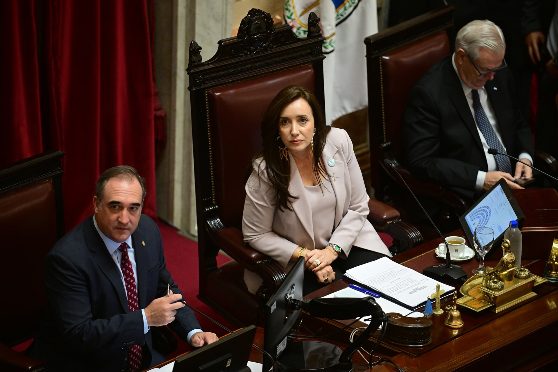 La vicepresidenta y titular de la Cámara alta, Victoria Villarruel, junto a los secretarios parlamentario y administrativo del Cuerpo, Agustín Giustinián y Alejandro Fitzgerald (Maximiliano Luna)
