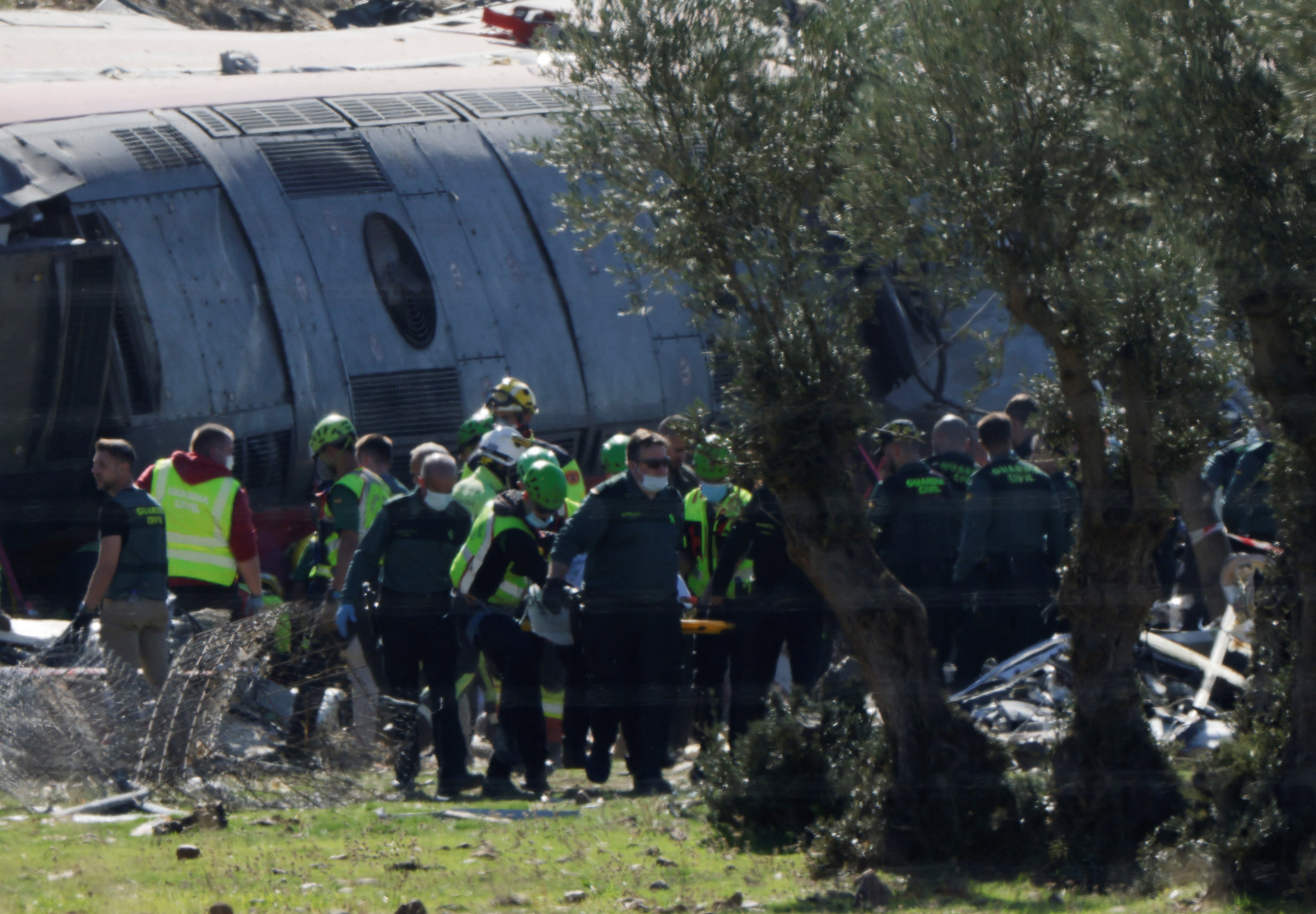 Personal de rescate trabaja en la recuperación de cuerpos tras la colisión de dos trenes de alta velocidad entre las localidades de Mora y Orgaz, cerca de Toledo (REUTERS/Violeta Santos Moura)