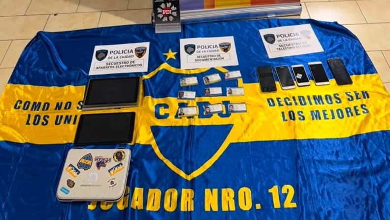 Entre el material secuestrado había banderas con referencias a la barra de Boca, que niega su participación