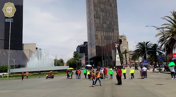 Continúa cierre de circulación en Av. Paseo de la Reforma entre Versalles y Av. Hidalgo por manifestantes, alcaldía Cuauhtémoc (@OVIALCDMX)