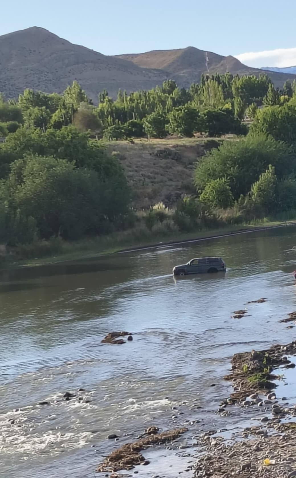 El vehículo quedó atascado en el barro, en una zona donde el agua no superaba las ruedas (Foto: Facebook - Juan Carlos Parada - FM Patagonia)