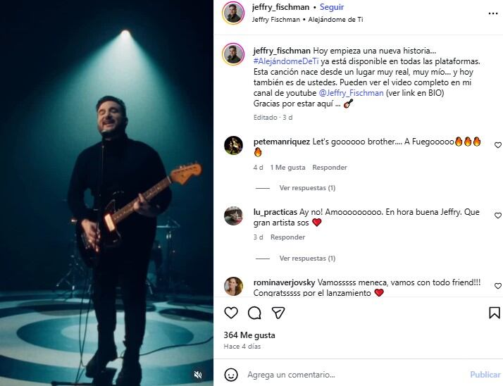 Jeffry Fischman posa con su guitarra eléctrica bajo un foco, celebrando el lanzamiento de su primer sencillo como solista, ‘Alejándome de ti’.