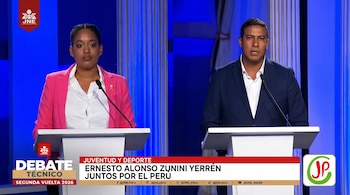 Una mujer en blazer rosa y un hombre en traje azul oscuro de pie detrás de podios, participando en un debate televisado sobre juventud y deporte.