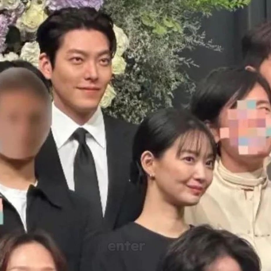 Así se veían Kim Woo-bin y Shin Min-ah como invitados en la boda de un allegado (Captura de video/redes sociales)
