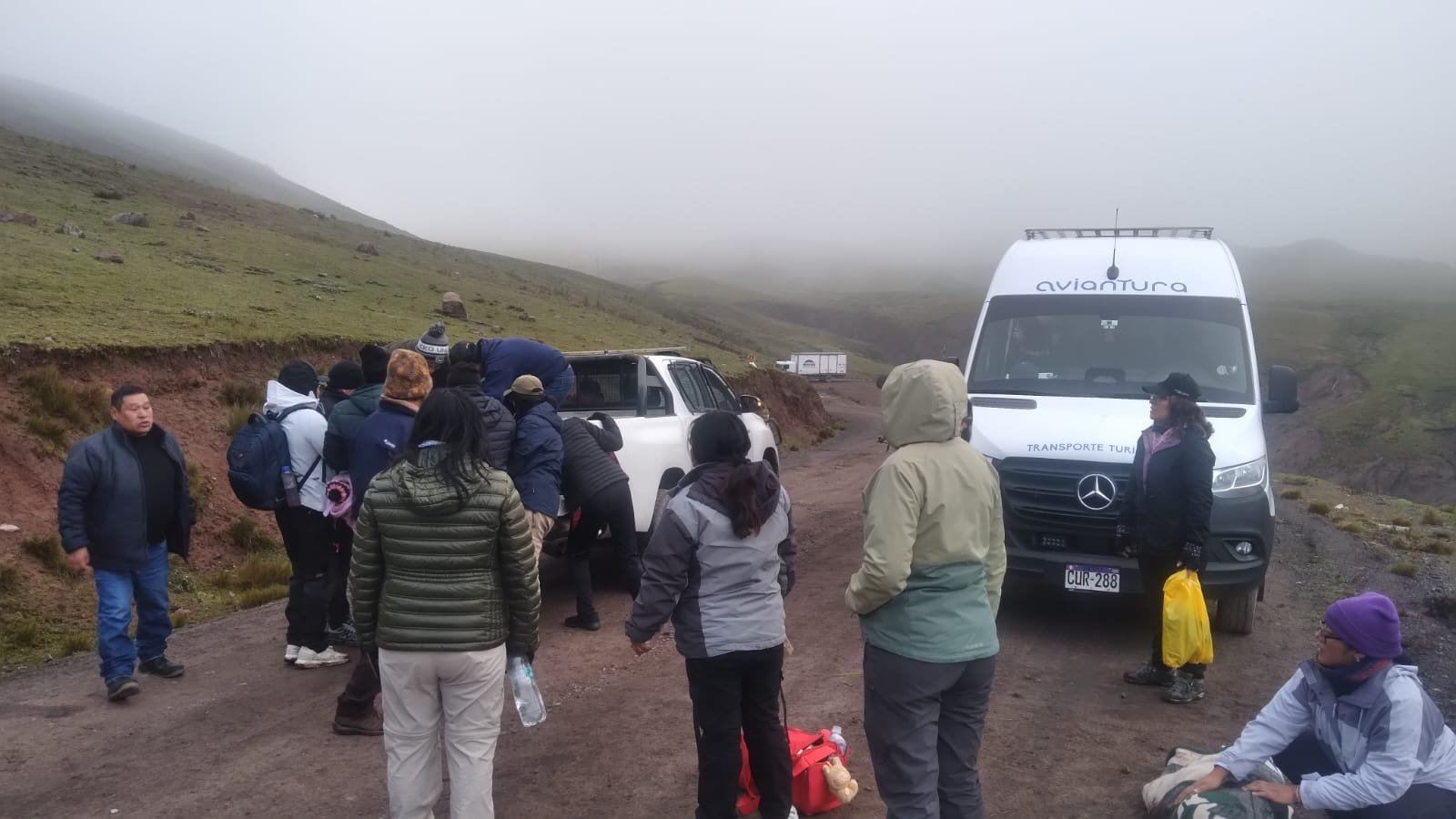 Minivan cae al abismo y deja al menos siete personas fallecidas en ruta al nevado Rajuntay.