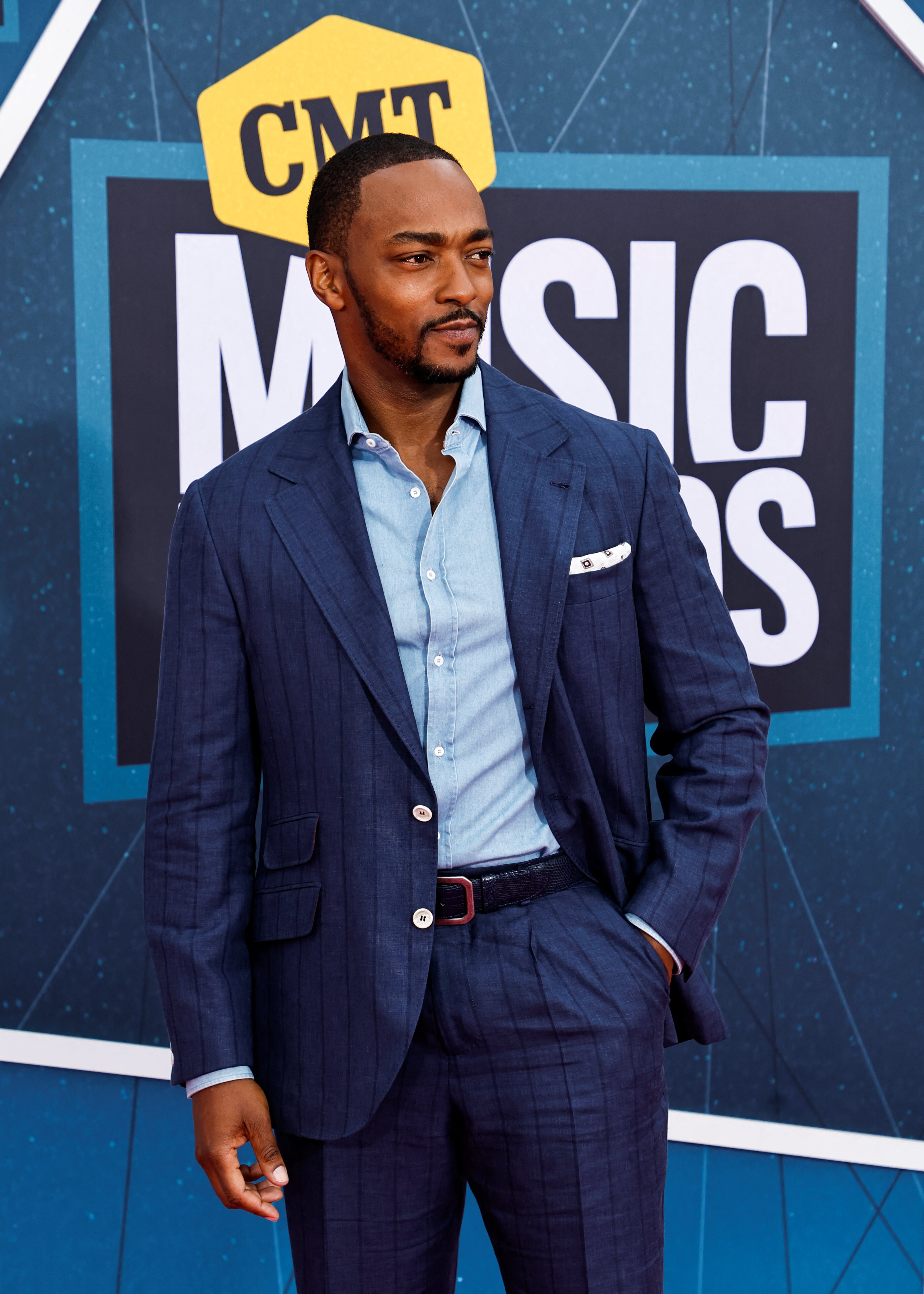 Anthony Mackie utiliza los patrones y las texturas para renovar los códigos de la sastrería clásica. (REUTERS/Wade Payne)