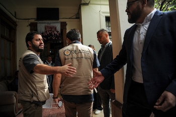 Un miembro de una misión de observación electoral de la Organización de los Estados Americanos (OEA) (REUTERS/Cristina Chiquin)