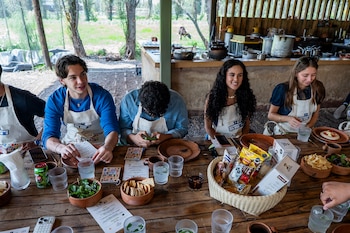 La creatividad culinaria mexicana se renueva con nuevas combinaciones de sabores en la mesa familiar.
Exploradores del Sabor invita a experimentar con productos cotidianos y descubrir recetas inesperadas.
El recorrido del campo a la mesa da origen a experiencias que se comparten en cada hogar mexicano.
Ingredientes tradicionales se combinan de formas novedosas para crear nuevas recetas familiares.
La mesa mexicana es un espacio de creatividad donde surgen combinaciones de sabores únicas.
(Cortesía PepsiCo)