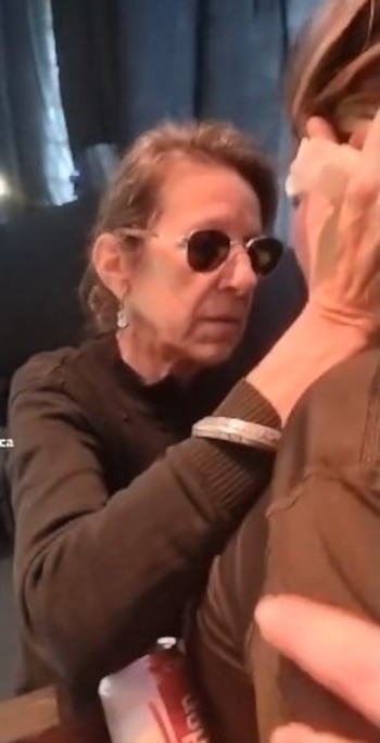 El abrazo de Viru con una fan del Indio Solari en el extenso velatorio en Villa Domínico (TikTok)