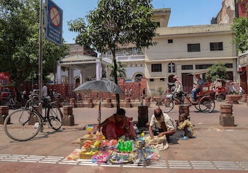 Nueva Delhi recurre a carpas climatizadas para combatir su día más caluroso con 45 grados