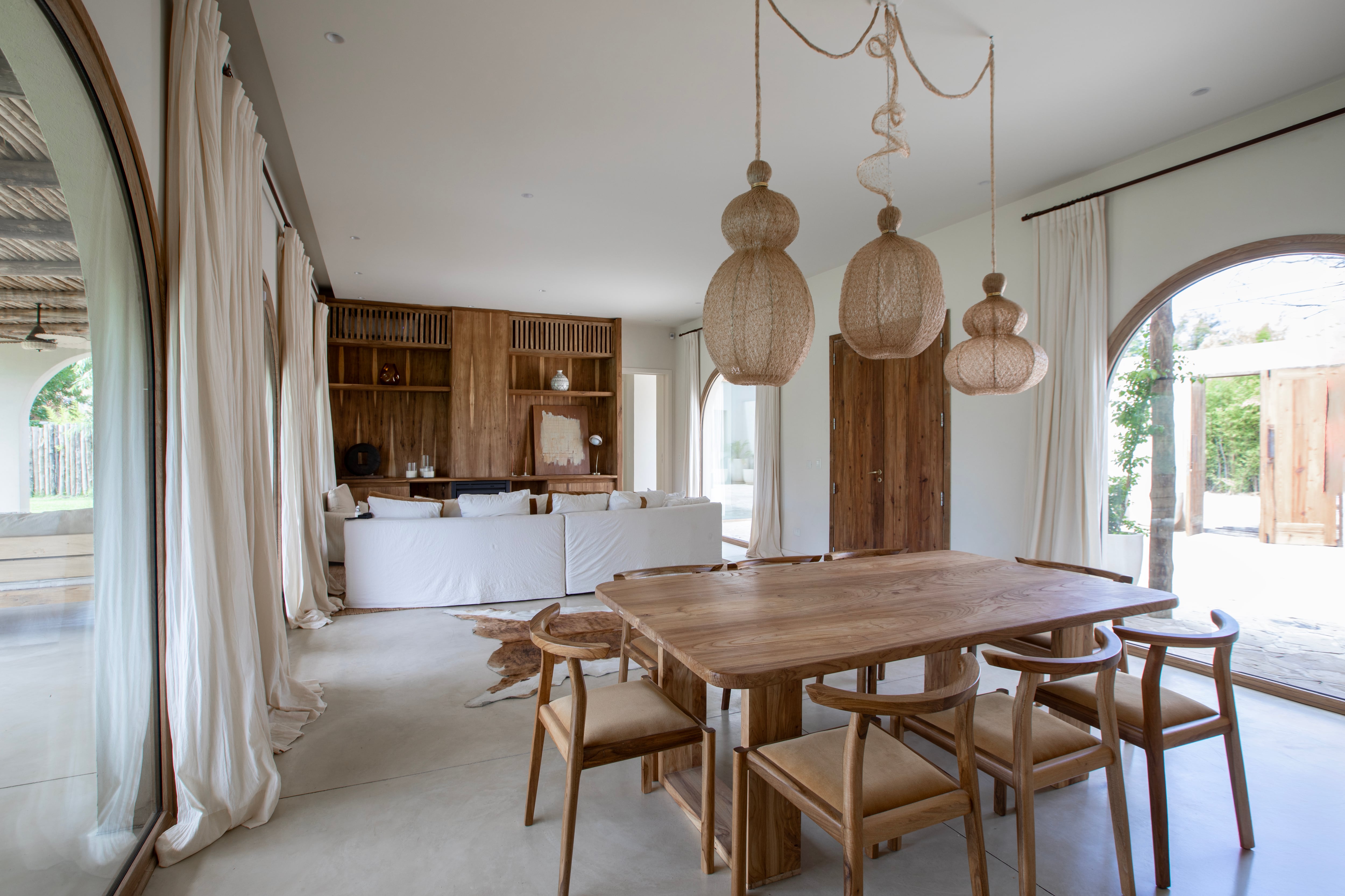 El living-comedor funciona como el corazón de la vivienda, integrando los principales ambientes