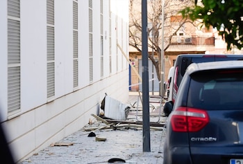 Varias unidades de los servicios de emergencias y cuerpos policiales actúan en las inmediaciones del bar, donde se han producido las dos explosiones, donde ha fallecido una persona y tres se encuentran heridos