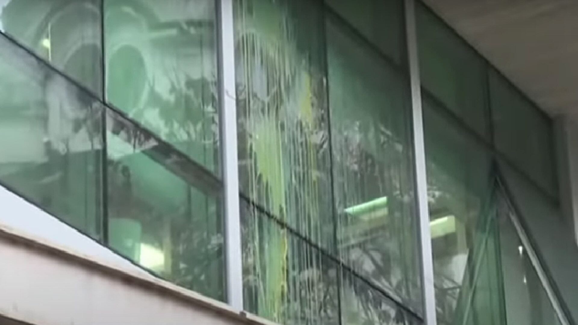 Opositores a la UTA arrojaron huevos contra la sede del sindicato