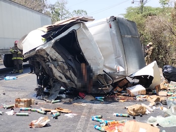 El bloqueo en la vía oriente a poniente de la carretera Panamericana provocó afectaciones al tránsito mientras cuerpos de socorro coordinaban labores de rescate y remoción de vehículos. (Foto cortesía Comandos de Salvamento)