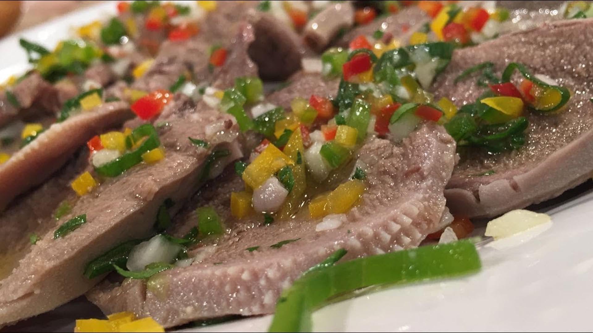 Los precios de la lengua vacuna y los aceites determinan la mayor parte del costo final del plato para las fiestas (Captura Youtube)