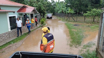 Varias carreteras y puentes resultaron dañados por el aumento del caudal de ríos y quebradas, dejando aisladas numerosas comunidades. (FOTO: COPECO Honduras)