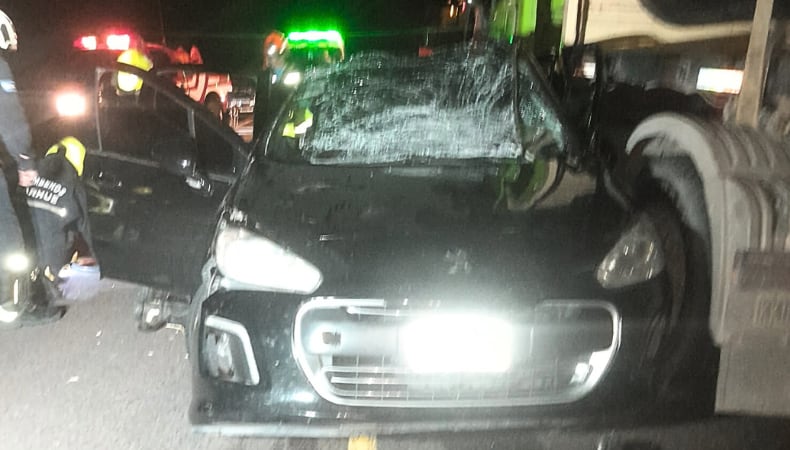 La conductora, madre de las víctimas, resultó con fractura de pierna, mientras que el padre sufrió heridas leves tras el choque (Diario de Rivera)