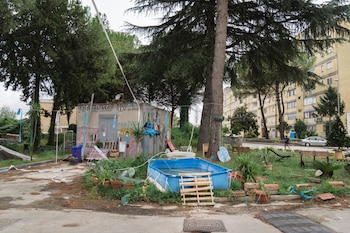 Un parque infantil improvisado cerca