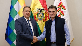 Tercer presidente de YPFB en cinco meses: Rodrigo Paz posesiona a Sebastián Daroca en pleno conflicto por el combustible