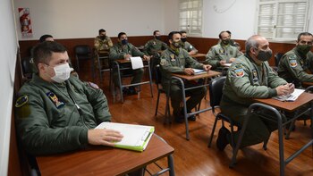 Los pilotos reunidos para conocer