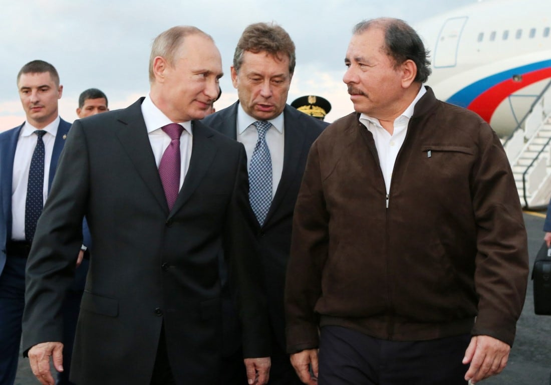 NI5003. MANAGUA (NICARAGUA), 11/07/2014.- El presidente de Nicaragua, Daniel Ortega (d), recibe a su homólogo de Rusia, Vladimir Putin (i), en el Aeropuerto internacional de Managua (Nicaragua) hoy, viernes 11 de julio de 2014. Putin, expresó hoy en Nicaragua que este país es un socio