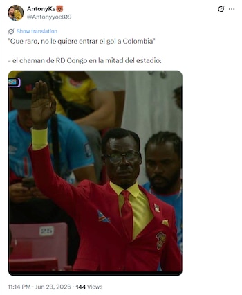 Imagen viral que muestra a un supuesto “ritual” en las gradas, convertido en broma sobre la supuesta influencia en el partido. - crédito X