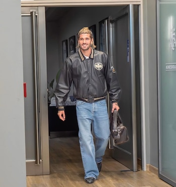 El estilo varsity premium lo manifestó en bomber de cuero, jeans clásicos y zapatos formales (Instagram)