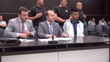 Junto a sus abogados defensores,