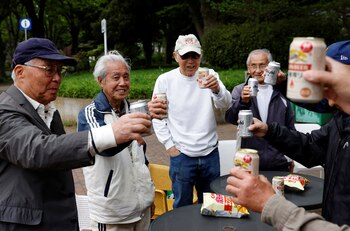 Un grupo de hombres mayores tomando cerveza. REUTERS/Kim Kyung-Hoon