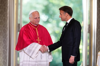 El papa León XIV y el presidente francés, Emmanuel Macron, se estrechan la mano tras una declaración conjunta en el Palacio del Elíseo en París, Francia, el 25 de septiembre de 2026. EFE/EPA/TERESA SUAREZ / POOL MAXPPP OUT