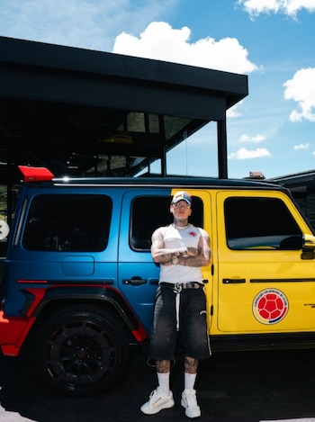 Así quedaron los carros que Blessd forró por la Tricolor - crédito @blessd/IG