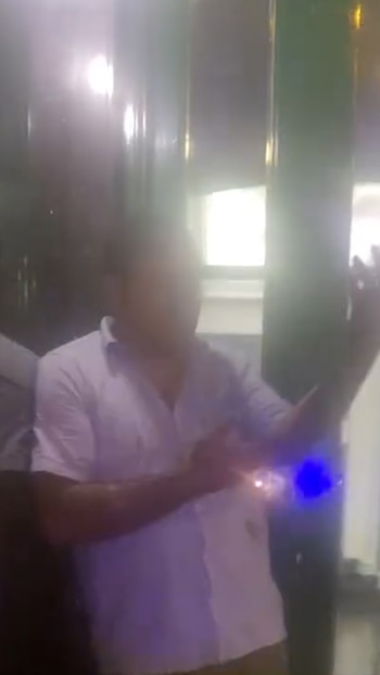 El detenido en el palier