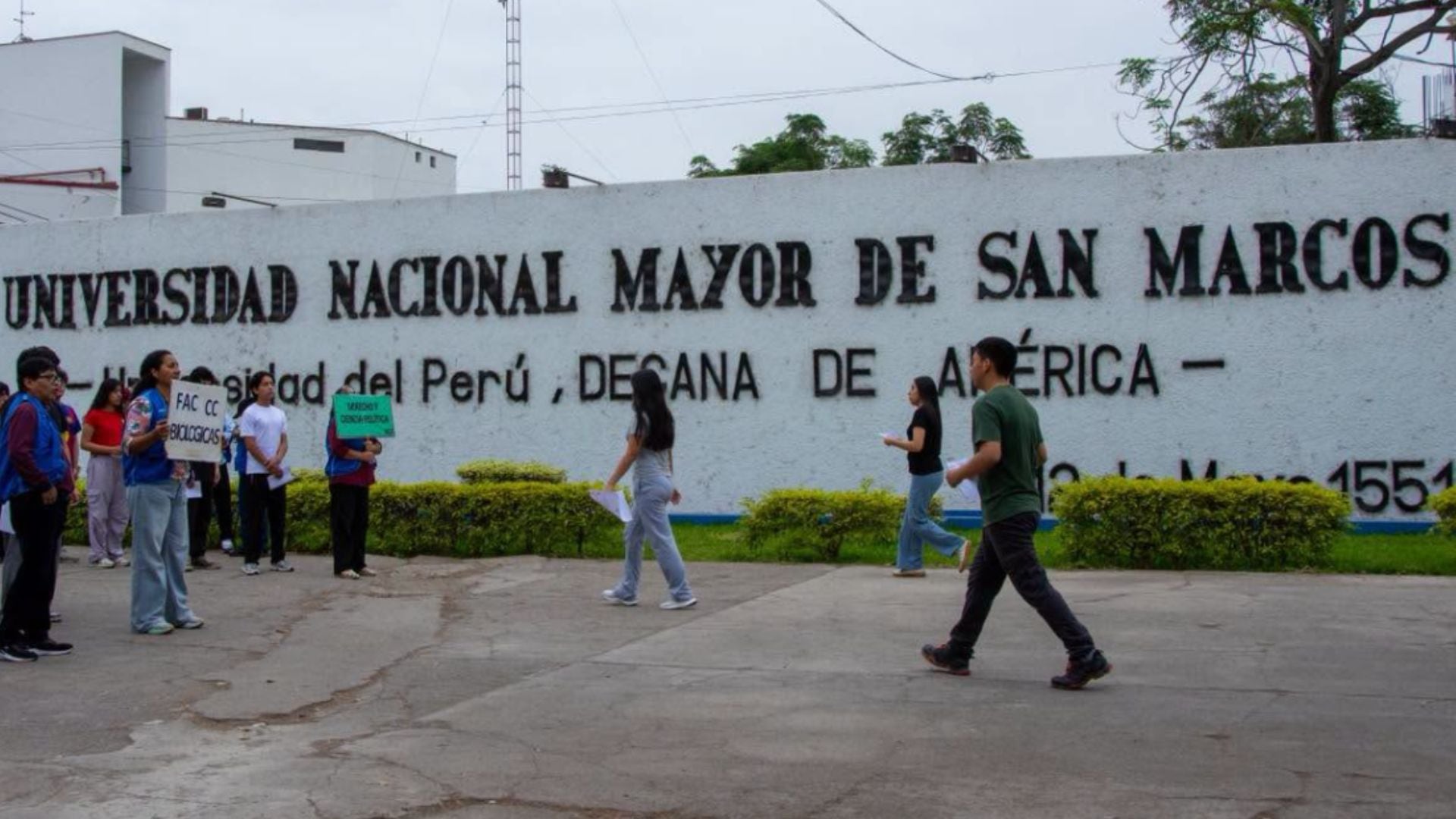 Está prohibido ingresar con celulares, audífonos, memorias USB, radios, microcámaras y otros dispositivos electrónicos que puedan facilitar comunicaciones no autorizadas - Créditos: San Marcos.