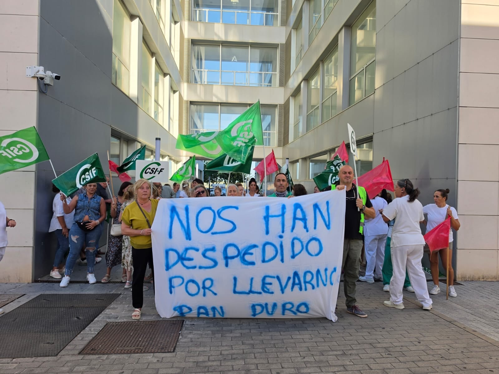 Concentración a las puertas del Hospital de Jerez en apoyo a las dos trabajadoras de limpieza despedidas por llevarse pan duro. (X/CSIF Cádiz)